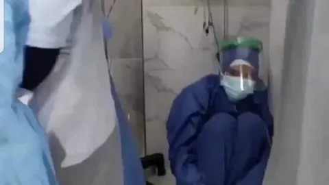 Clip: Nữ y tá ngồi thu mình một góc, thẫn thờ nhìn bệnh nhân nhiễm COVID-19 trút hơi thở cuối cùng