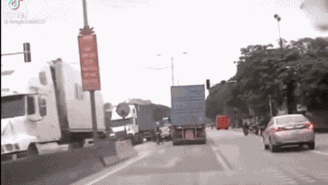 Container đánh lái 'nuốt' ô tô con vào gầm, nhân tố gây họa vẫn bình tĩnh dắt xe đạp qua đường
