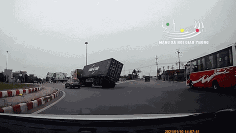 Clip: Kinh hoàng cảnh xe container bất ngờ lật nhào xuống đường khi vào cua