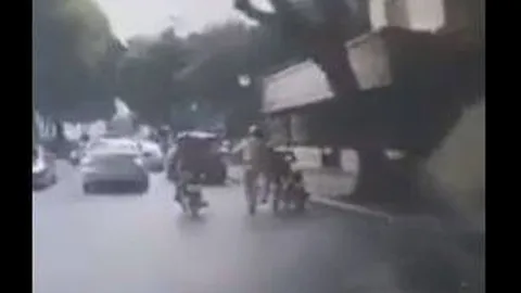 Clip: Bị CSGT ra lệnh dừng, nam thanh niên dắt xe máy cuống cuồng bỏ chạy giữa đường phố Hà Nội