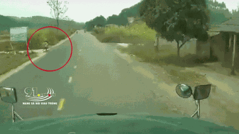 Clip: Qua đường không chú ý, cậu bé bị cuốn vào gầm xe ô tô