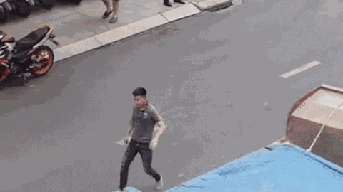 Clip: Sau va chạm, nam thanh niên rút kiếm trong cốp xe đuổi chém tài xế xe tải giữa đường phố Sài Gòn
