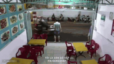 Clip: 2 tên cướp giật phăng chiếc điện thoại của 2 cô gái trên đường ở Sài Gòn rồi tăng ga tẩu thoát