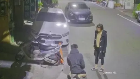 Người phụ nữ tát bạn trai gần 50 phát trong hơn 10 phút, bắt quỳ gối ngay trên đường lúc nửa đêm