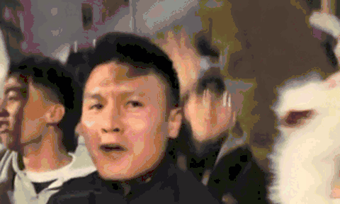 Clip Quang Hải xuống đường ăn mừng gây sốt: Khi người tạo ra 'bão' lần đầu 'đi bão'