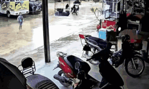 Bé trai bất thình lình lao ra trước đầu xe máy, diễn biến tiếp đó ai cũng bất ngờ