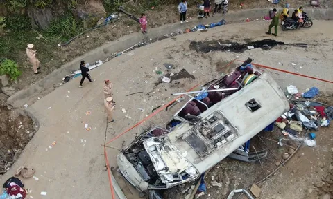 Thương tâm hình ảnh hiện trường vụ lật xe 9 người tử vong ở Lào Cai