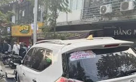 Ô tô dán chữ 'vợ em mới lấy bằng, thi 9 lần mới đỗ' tông loạt xe máy trên đường