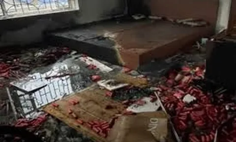 Hiện trường tan hoang sau vụ cháy nhà làm một thanh niên SN 2007 tử vong ở Hà Nội