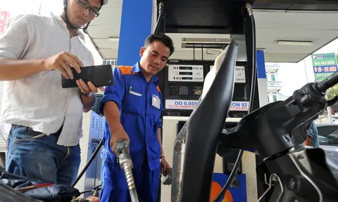 Giá xăng giảm đầu năm mới