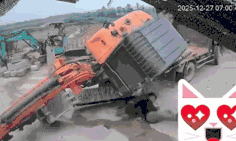 Clip: Xe cẩu bất ngờ lật ngang, diễn biến tiếp đó của tài xế khiến dân tình thót tim