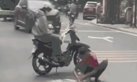 Clip: Đôi nam nữ làm chuyện khó coi giữa đường khiến dân tình nhức mắt