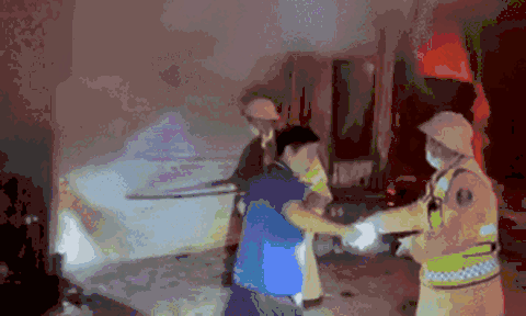 Cảnh sát giao thông Nghệ An phá cửa cứu 11 người đang ngủ trong ngôi nhà bốc cháy dữ dội