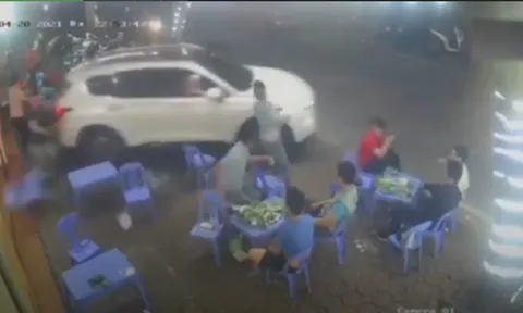 Clip: Lùi thẳng vào quán nhậu làm đổ hết bàn ghế, tài xế ô tô liền nhấn ga bỏ đi