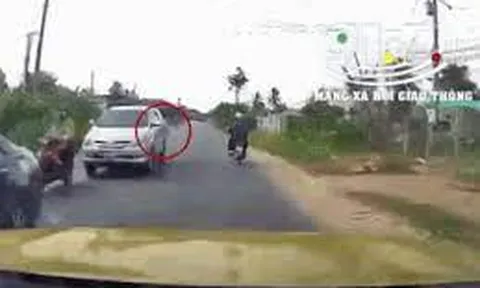 Ngã xuống đường sau va chạm, 02 người đàn ông bị ô tô cán tử vong