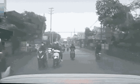 Clip: Chạy xe máy vỗ mông cô gái rồi bỏ chạy, 2 thanh niên loạng choạng va vào đuôi ô tô