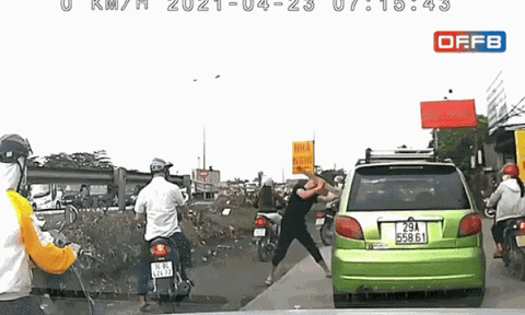 Clip: Đấm tài xế 10 phát liên tục, thanh niên còn dùng gậy đập vỡ kính ô tô