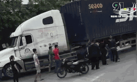 Chạy xe máy đâm thẳng vào sườn container, nam thanh niên tức giận hành hung tài xế