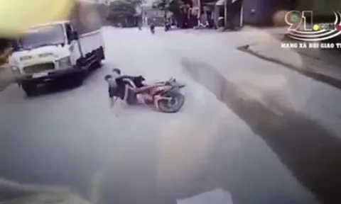 Cố tình vượt ẩu, 02 thanh niên đi xe máy lao thẳng vào gầm xe tải