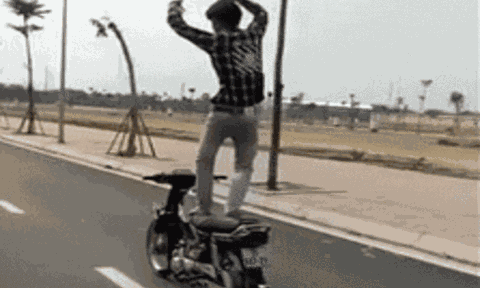 Clip: Đứng múa trên yên xe máy, nam thanh niên nhận cái kết đắng