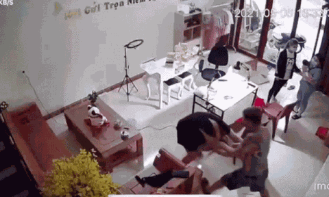 Clip: Người phụ nữ mang bầu bị chồng túm tóc ghì xuống sàn, thẳng tay đấm dã man gây phẫn nộ