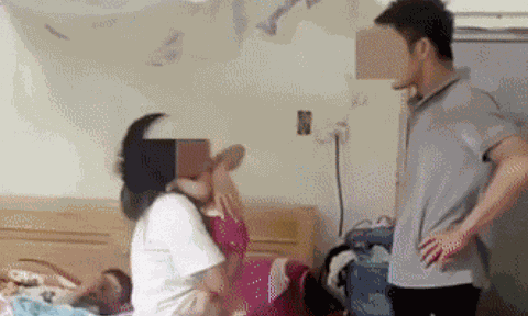Clip: Chồng tát vợ 'cháy má' mặc con nhỏ khóc ngặt nghẽo: '8h mày mới ngủ dậy!'