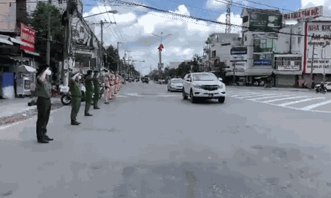 Khóc nghẹn trước khoảnh khắc đồng đội tiễn biệt đại úy công an hy sinh khi làm nhiệm vụ chống dịch
