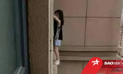 Clip: Thót tim cảnh bé gái bị mắc kẹt ngoài cửa sổ tầng 23, chỗ đứng chỉ rộng bằng nửa bàn chân