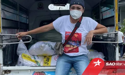 Ca sĩ Phương Thanh mang dép lê, mặc quần lửng đi phát lương thực cho bà con: Giản dị mà ấm áp