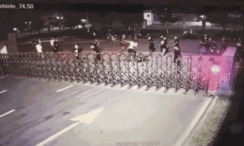 Clip: Nhóm thanh niên hỗn chiến trước cổng khu công nghiệp ở Bắc Ninh khiến một người bất tỉnh