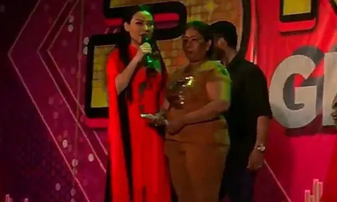Fan 'đào lại' clip Phi Nhung bị khán giả 'ăn vạ' vì mất vàng, cách xử lý khiến nhiều người xúc động