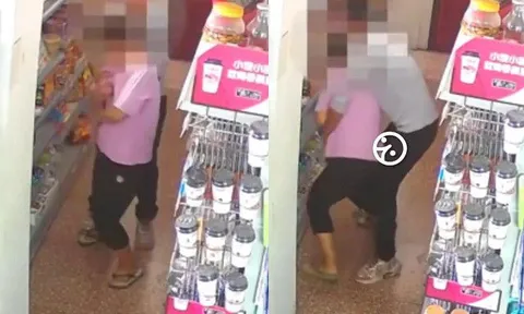 Giả vờ mua mì gói, gã đàn ông ngang nhiên sờ soạng nữ chủ tiệm tạp hóa