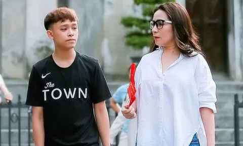 Nhìn lại clip Hồ Văn Cường chân trần biểu diễn, xin tiền từ thiện nuôi em khiến nhiều người cay khoé mắt