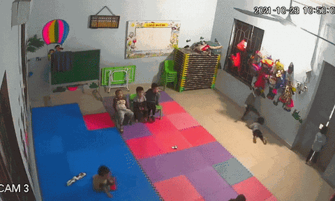 Xôn xao đoạn clip bé gái 2 tuổi bị bạn học đánh dã man ngay trong lớp