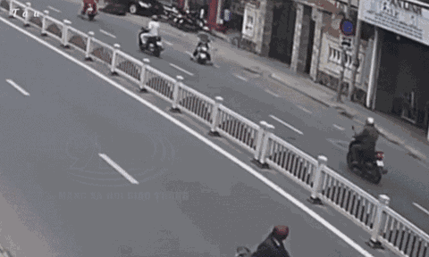 Clip: Xe ô tô bất ngờ mất lái lao sang làn đường đối diện húc văng hàng loạt xe máy