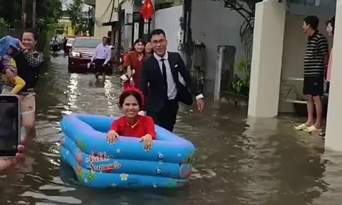 Màn rước dâu đặc biệt gây 'bão' MXH: Cô dâu cười rạng rỡ trong bể bơi phao vượt qua đoạn đường ngập lũ