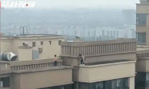 Thót tim cảnh 2 đứa trẻ nhảy qua nhảy lại giữa 2 tòa nhà cao 27 tầng