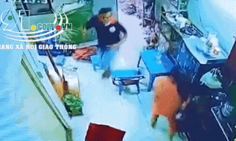 Clip: Thấy gã đàn ông cầm mã tấu truy sát chị bán rau, hành động của người phụ nữ được dân tình khen ngợi