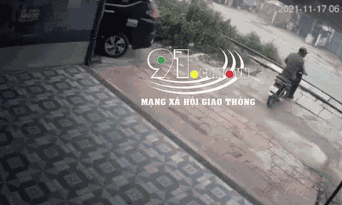 Người đàn ông đi xe máy bị tàu hỏa nghiền nát, clip ghi lại sự việc gây ám ảnh