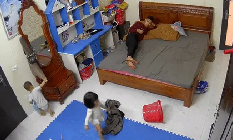 Bố trông con nhưng 'dán' mắt vào điện thoại, cảnh tượng sau 2 giây khiến tất cả thất kinh