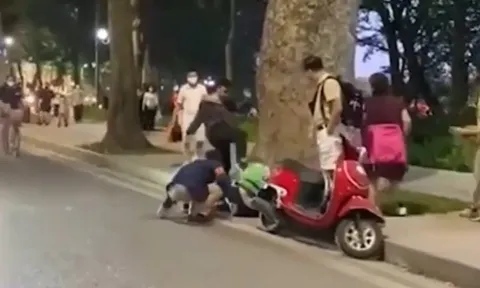 Clip: Hai người đàn ông chửi bới, đá túi bụi nam thanh niên ngay trên đường phố Hà Nội