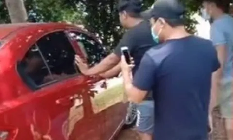 Bị chồng bắt quả tang đang 'ân ái' với nhân tình trên xe ô tô, thái độ trơ trẽn của người vợ gây bức xúc