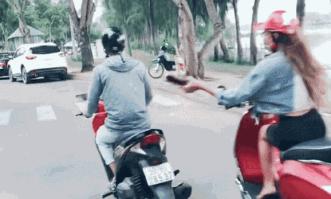 Clip: Đang lái xe trên đường, nam thanh niên bất ngờ bị nữ quái xế cầm guốc phang thẳng vào đầu