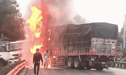 Clip: Kinh hoàng cảnh hai xe tải đối đầu bốc cháy dữ dội, 4 người thương vong