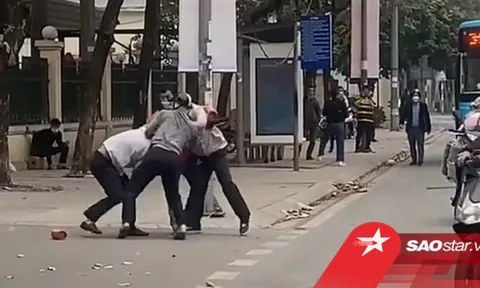 Clip: Phụ xe buýt bị nhóm người đánh túi bụi ngay giữa đường phố Hà Nội gây xôn xao