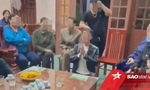 Người đàn ông quỳ gối chắp tay thành khẩn xin lỗi gia đình sau khi bị phát hiện ngoại tình với em dâu