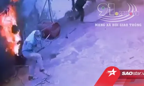 Clip: Thùng phuy đựng dầu bất ngờ phát nổ khi hàn xì, người đàn ông đứng gần bốc cháy như ngọn đuốc