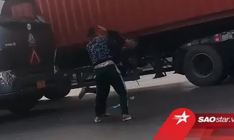 Clip: 2 tài xế dừng xe, lao vào 'quyết chiến' kịch liệt ngay giữa đường gây ùn tắc cả đoạn dài