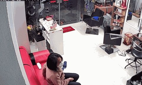 Clip: Ngán ngẩm gái xinh đến làm đẹp rồi 'tiện tay' 'thó' luôn điện thoại của chủ tiệm