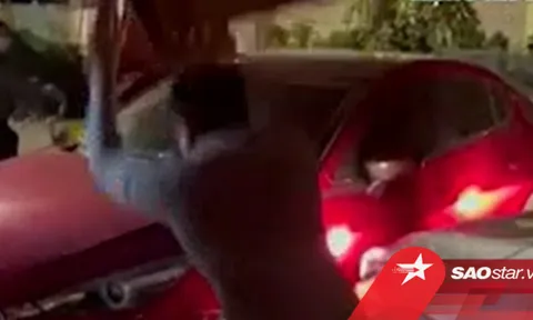 Clip: Va chạm gây xước xe, tài xế còn hống hách chửi bới thách thức, dùng ghế đập phá xe đối phương
